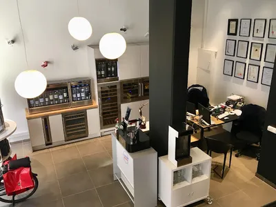Enostore France, distributeurs automatiques de vin au verre des marques Enomatic et WineEmotion — Négociants à Paris