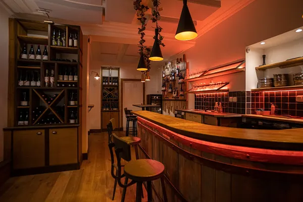 Exces, bars à Paris — Cabinet