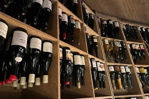 Ici-même, Cave à vins à Paris — Cabinet