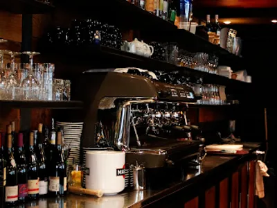 Le Bistrot à Vin — restaurants à Courbevoie