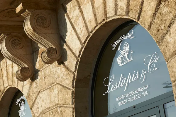 Maison LESTAPIS & Cie, Grossiste en vins à Bordeaux — Cabinet