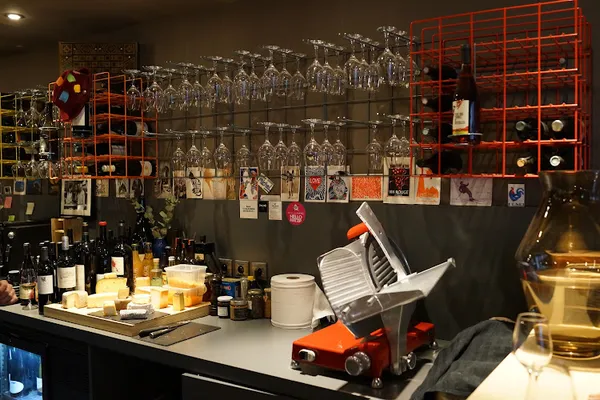 Monsieur Henri, bars à Paris — Cabinet