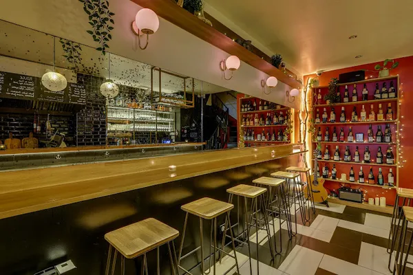 Ovanac, du vin et des copains, bars à Paris — Cabinet