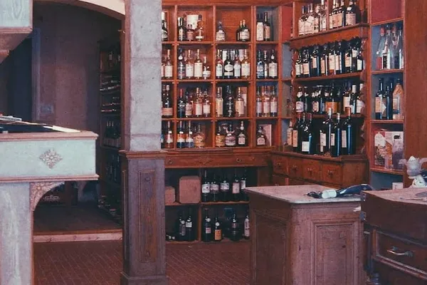 Sacrés Vins Dieux, Caviste à Paris — Cabinet