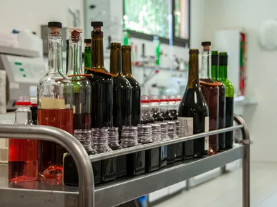 Thiollet.fr - Analyse (VINI LAB), conseil (TERRA VINI), fournitures (VINISPHERE) et prestations (VINI LOT) — Laboratoire à Pescadoires