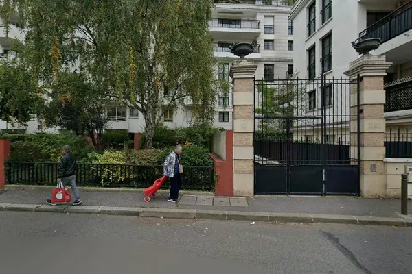 Vincrocoite, Vignoble à Suresnes — Cabinet